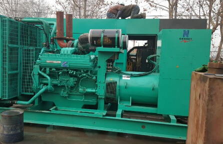 镇远发电机组如何判断水冷式机油散热器内部是否需要清洗？